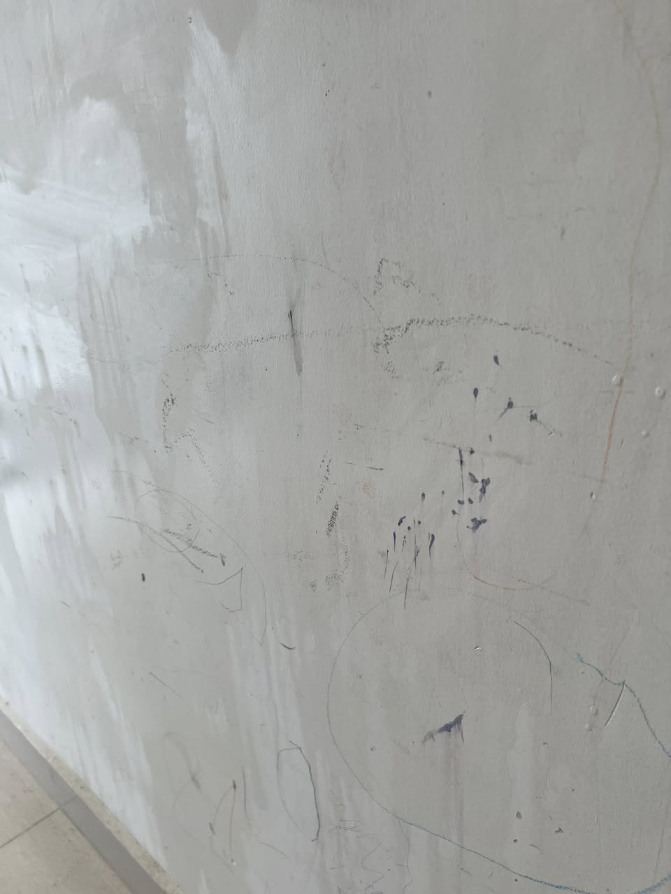Nhận sơn sửa, dặm vá tường, xử lý vết bút chì, bút màu, vết bẩn lâu ngày. Giá hợp lý cho cư dân. Liên hệ: 0876391204.