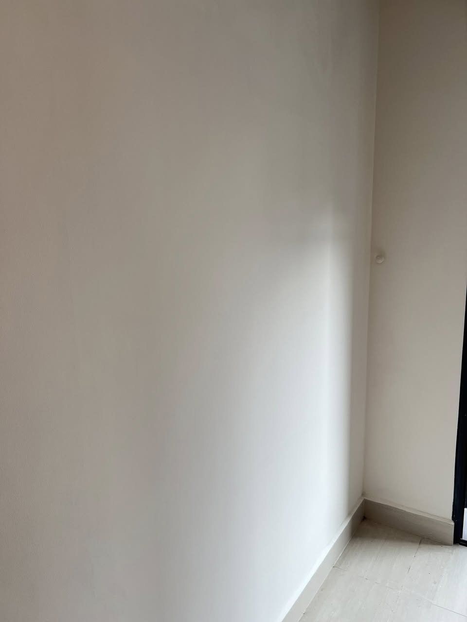 Nhận sơn sửa, dặm vá tường, xử lý vết bút chì, bút màu, vết bẩn lâu ngày. Giá hợp lý cho cư dân. Liên hệ: 0876391204.