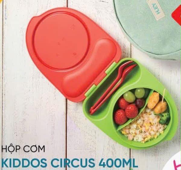 Hộp cơm Kiddos Circus 400ml nhỏ xinh, chia ngăn tiện lợi, kèm muỗng nĩa, phù hợp cho bé đi học, đi chơi hoặc ăn dặm. Nhựa Tupperware dày dặn, màu sắc đáng yêu.