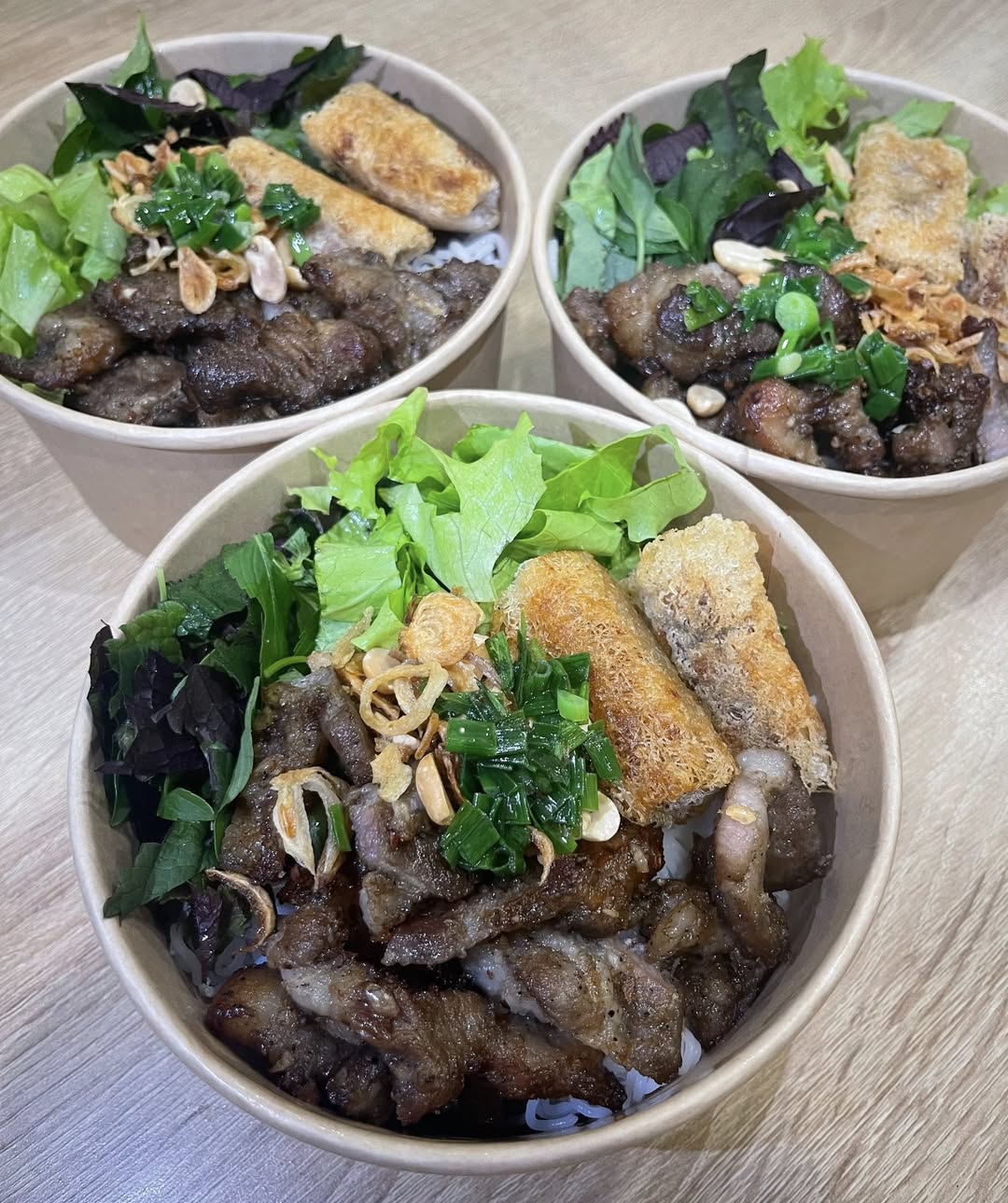 Mlem Station bán bún thịt nướng, chả giò, chân gà, trứng non, tai heo sốt Thái, bánh tráng trộn. Ship tận nơi, freeship khu Vinhomes đến 1h sáng. Giá từ 45K/phần.