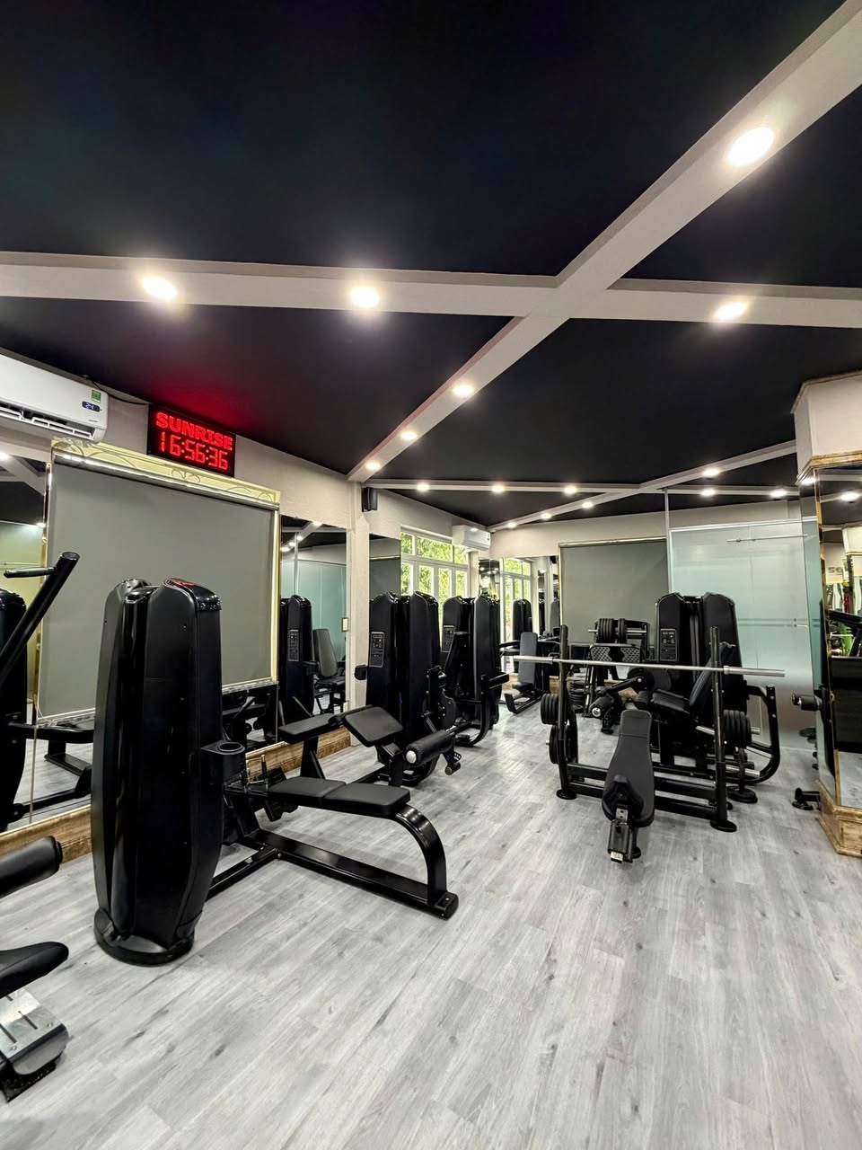 SUNRISE FITNESS gần Vinhomes Grand Park: tập gym, boxing, stretching, xông hơi, HLV cá nhân, ưu đãi chỉ từ 399K/tháng, tặng buổi tập miễn phí.