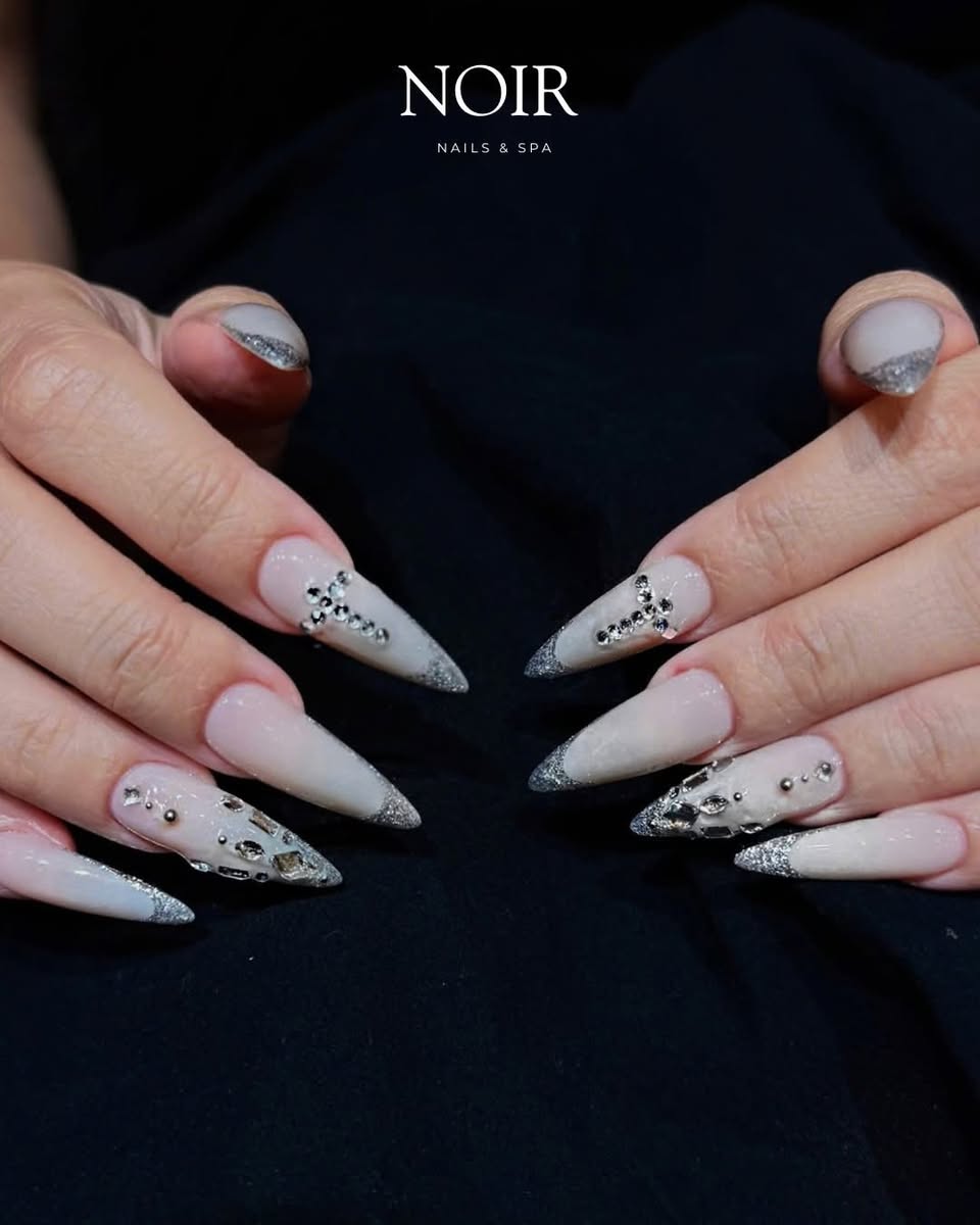 Dịch vụ làm móng, nail art chuyên nghiệp tại Noir Nail Bar, Vinhomes Grand Park. Đặt lịch qua hotline, phục vụ từ 9:00 - 20:00.
