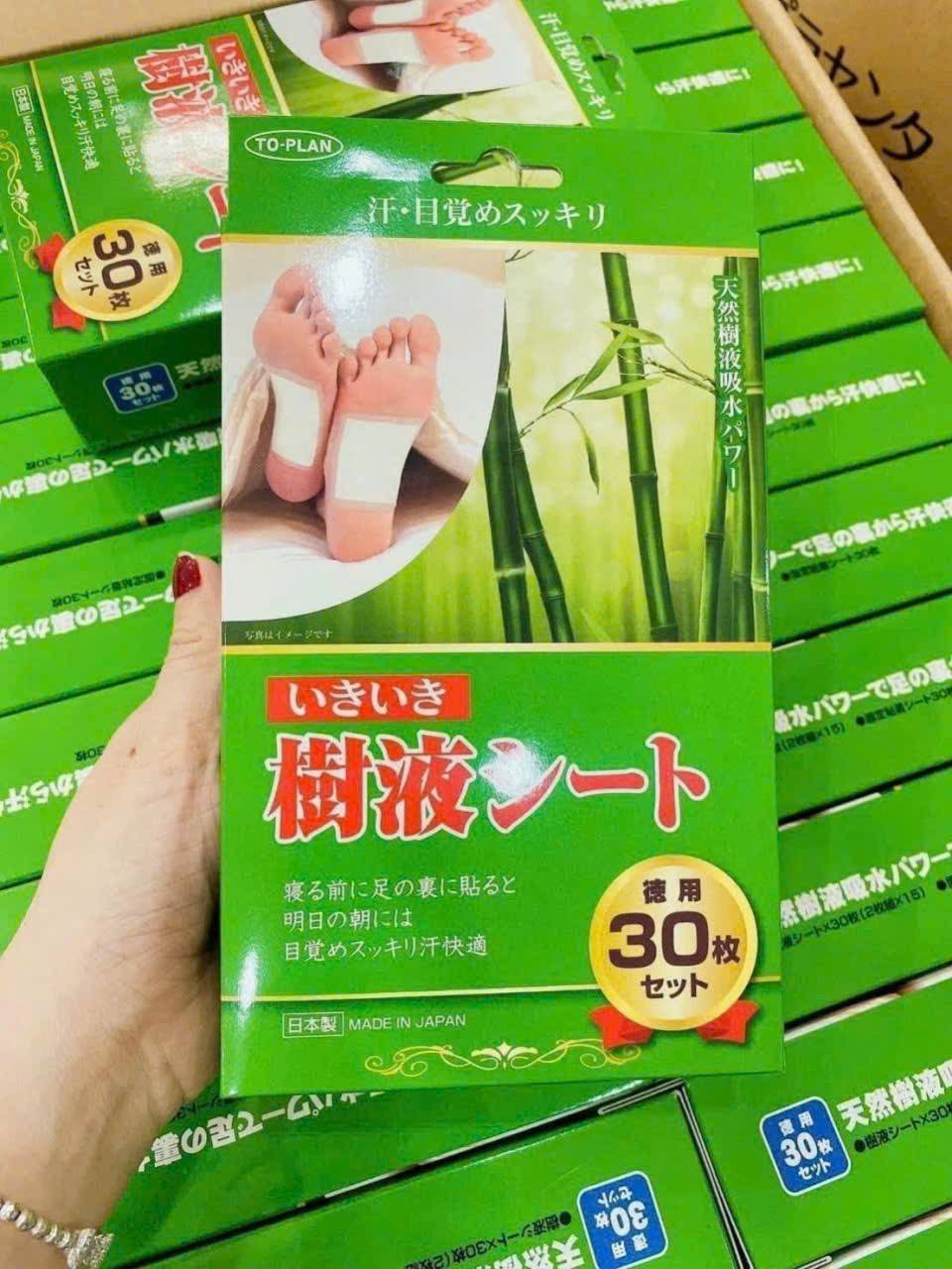 Miếng dán chân thải độc nội địa Nhật giúp giảm đau nhức, cải thiện sức khỏe, phù hợp cho người lớn tuổi. Sản phẩm bán tại Konni39, sảnh S603 Vinhomes Quận 9.