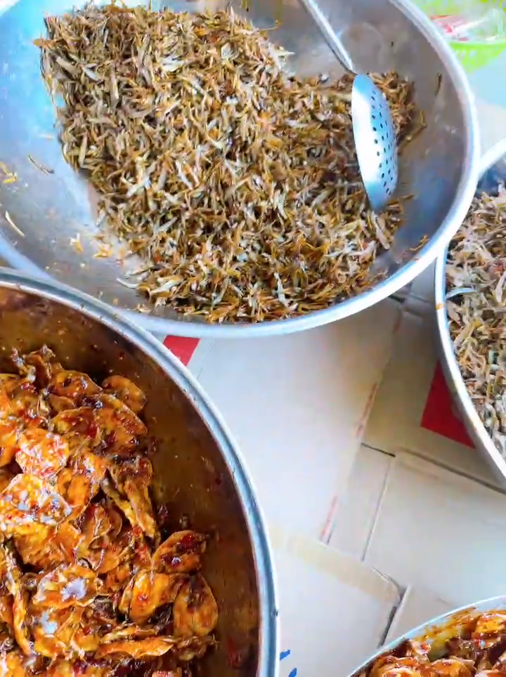 Chuyên các món ăn vặt, mực rim cay, cá bò sợi, mắm các loại, chân gà cay nhà làm. Liên hệ Zalo/SĐT để đặt và ship hàng nhanh.