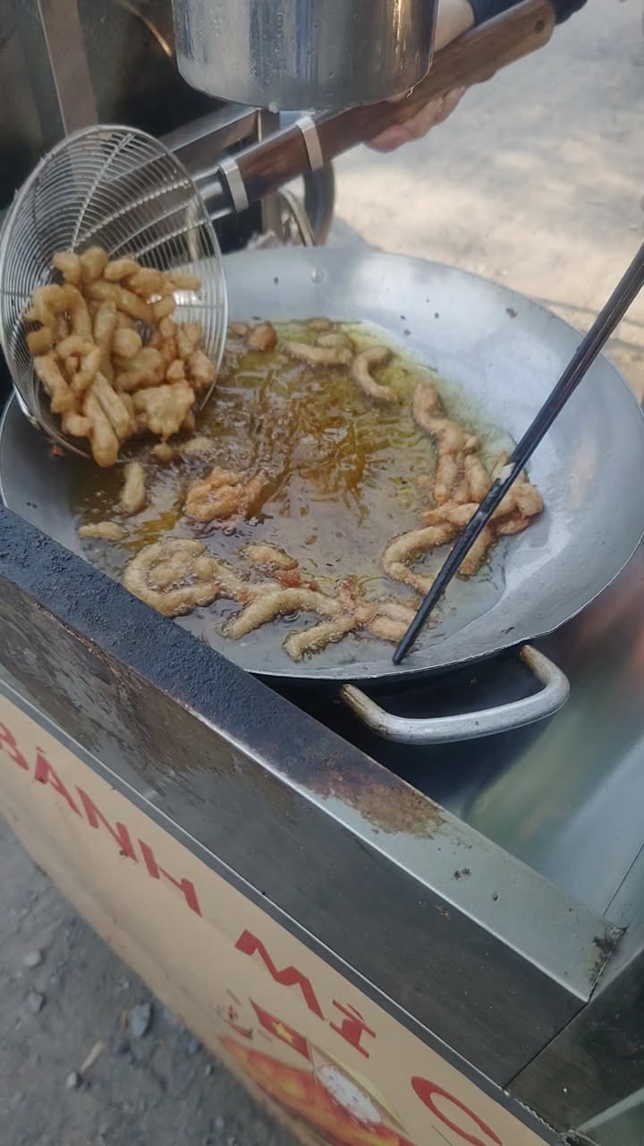 Bánh mì chả cá nóng hổi, giao hàng miễn phí cho cư dân. Liên hệ shop để đặt hàng.