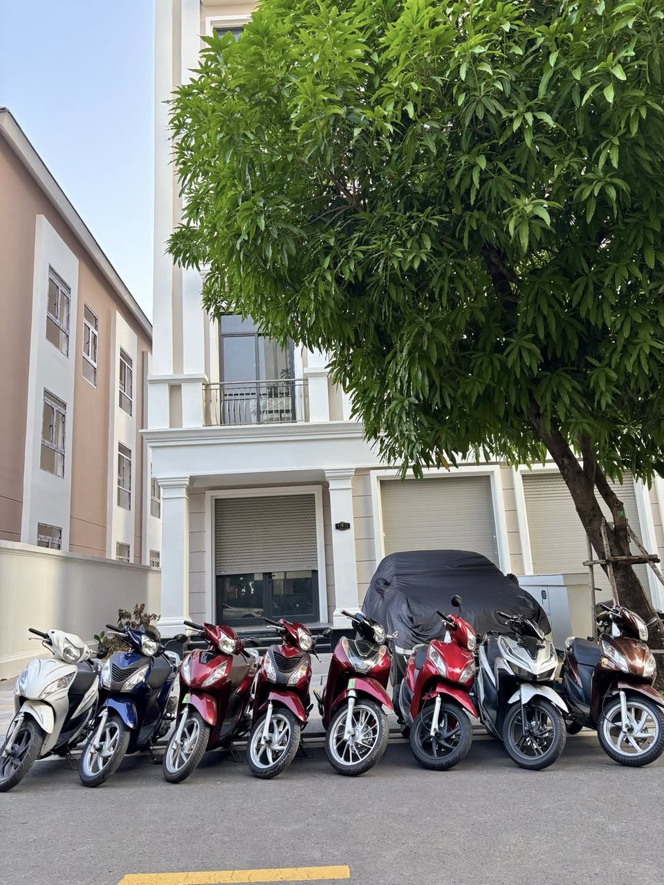 Dịch vụ cho thuê xe máy giá mềm, nhận xe nhanh, tặng 2 nón bảo hiểm và 1 lít xăng. Phù hợp đi làm, đi học hằng ngày tại Vinhomes Grand Park.