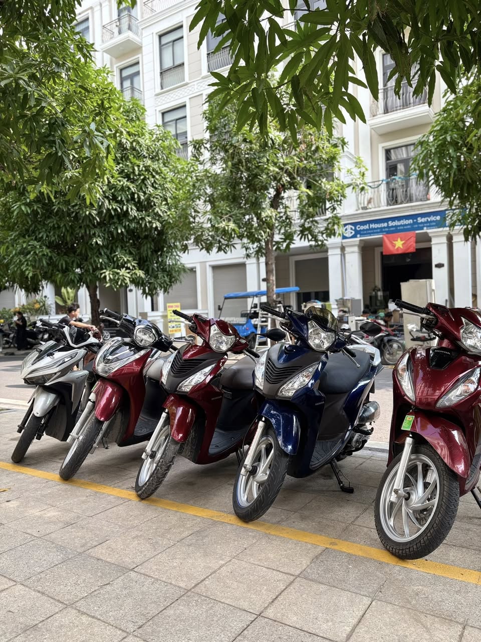 Dịch vụ cho thuê xe máy giá mềm, nhận xe nhanh, tặng 2 nón bảo hiểm và 1 lít xăng. Phù hợp đi làm, đi học hằng ngày tại Vinhomes Grand Park.