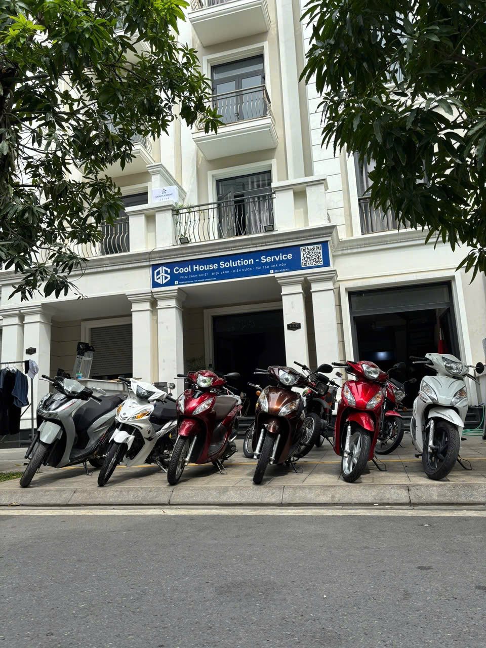 Dịch vụ cho thuê xe máy giá mềm, nhận xe nhanh, tặng 2 nón bảo hiểm và 1 lít xăng. Phù hợp đi làm, đi học hằng ngày tại Vinhomes Grand Park.
