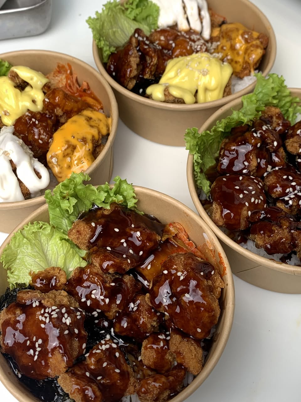 Cơm tối bán từ 18h-2h với các món cơm gà, cơm heo chiên xù, gà đút lò, canh rong biển, mì udon... Giao tại Vinhomes Grand Park.