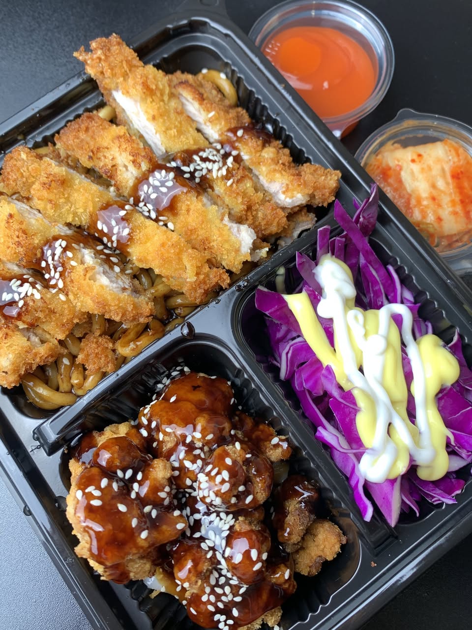 Cơm tối bán từ 18h-2h với các món cơm gà, cơm heo chiên xù, gà đút lò, canh rong biển, mì udon... Giao tại Vinhomes Grand Park.