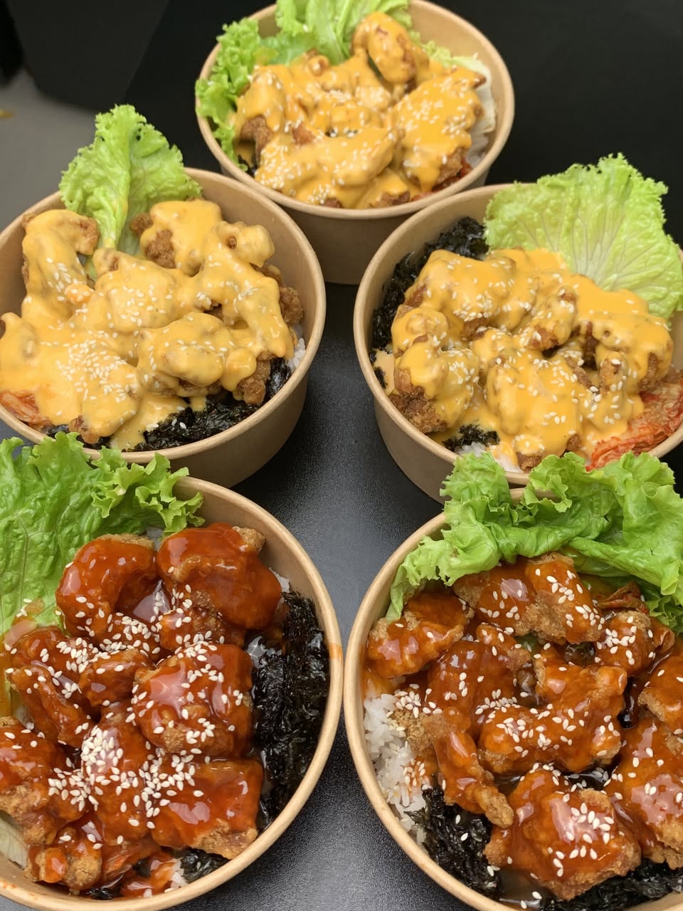 Cơm tối bán từ 18h-2h với các món cơm gà, cơm heo chiên xù, gà đút lò, canh rong biển, mì udon... Giao tại Vinhomes Grand Park.