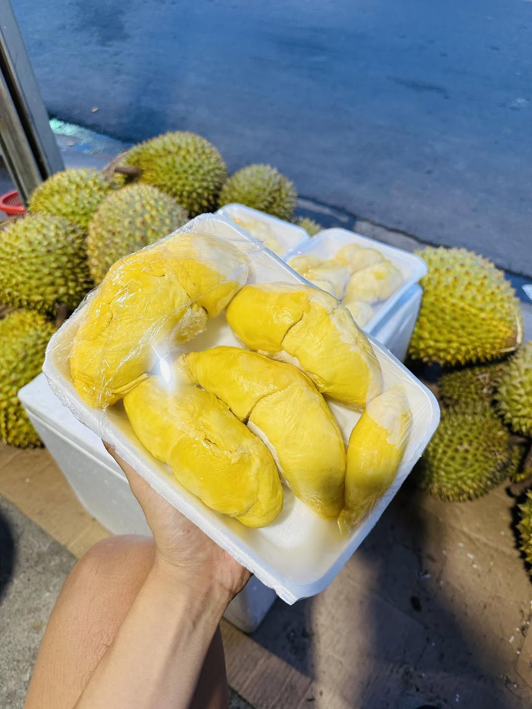 Bán 1kg cơm sầu riêng vừa khui, giá 165k/kg, giao hàng nhanh tại Q9/Thủ Đức. Liên hệ để đặt mua.