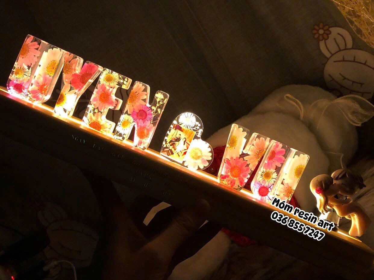 Nhận làm đèn LED chữ 3D resin hoa khô theo tên riêng, thiết kế handmade, decor góc học tập/chill, quà tặng ý nghĩa, giao hàng nhanh tại Biên Hoà - Đồng Nai.