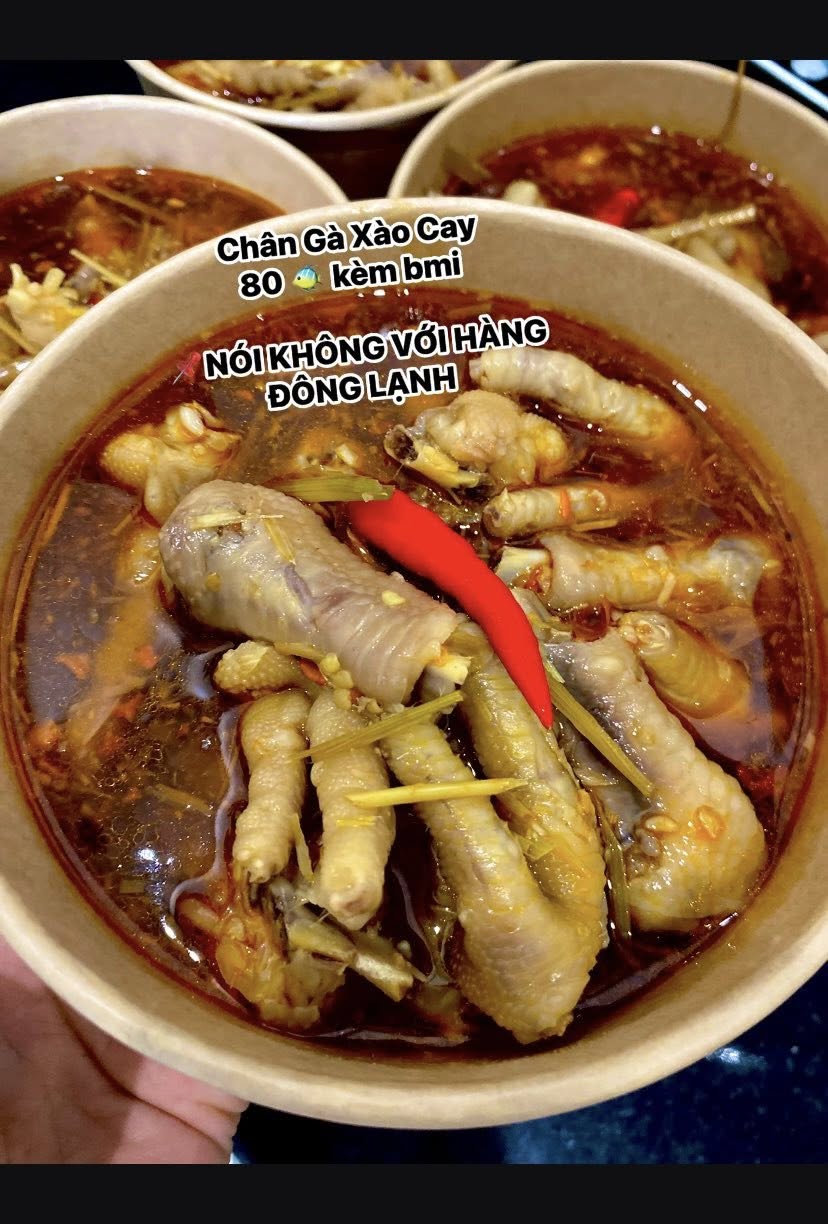 Bếp bán chân gà kèm nước chấm và tặng 2 ổ bánh mì cho mỗi phần. Hiện còn 6 phần, mời mọi người đặt mua.