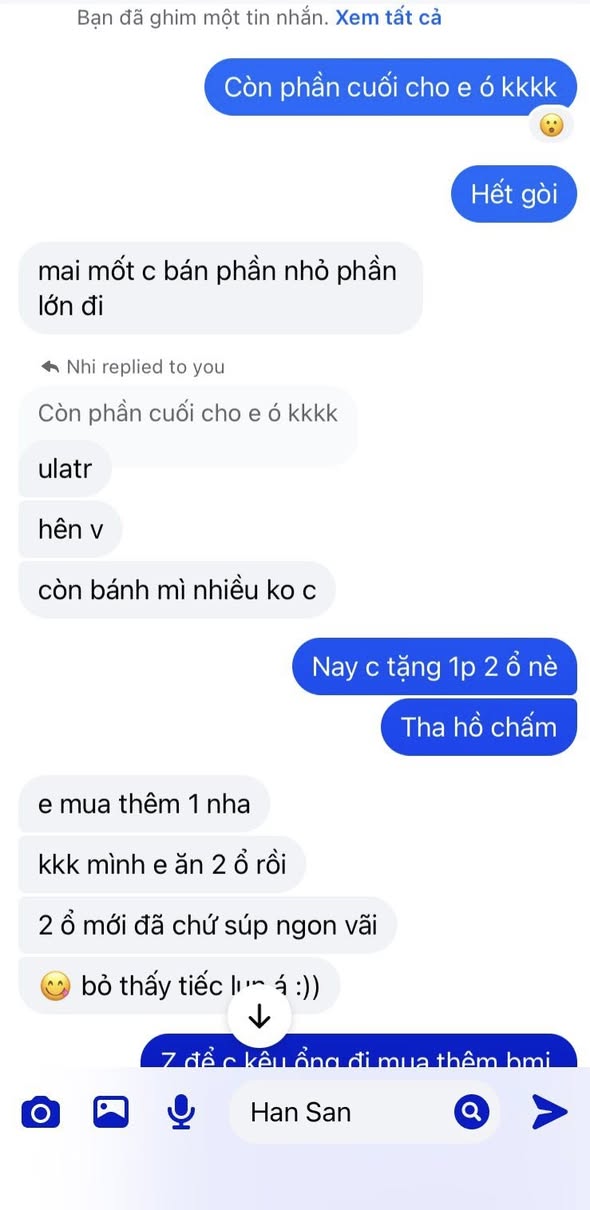 Bếp bán chân gà kèm nước chấm và tặng 2 ổ bánh mì cho mỗi phần. Hiện còn 6 phần, mời mọi người đặt mua.