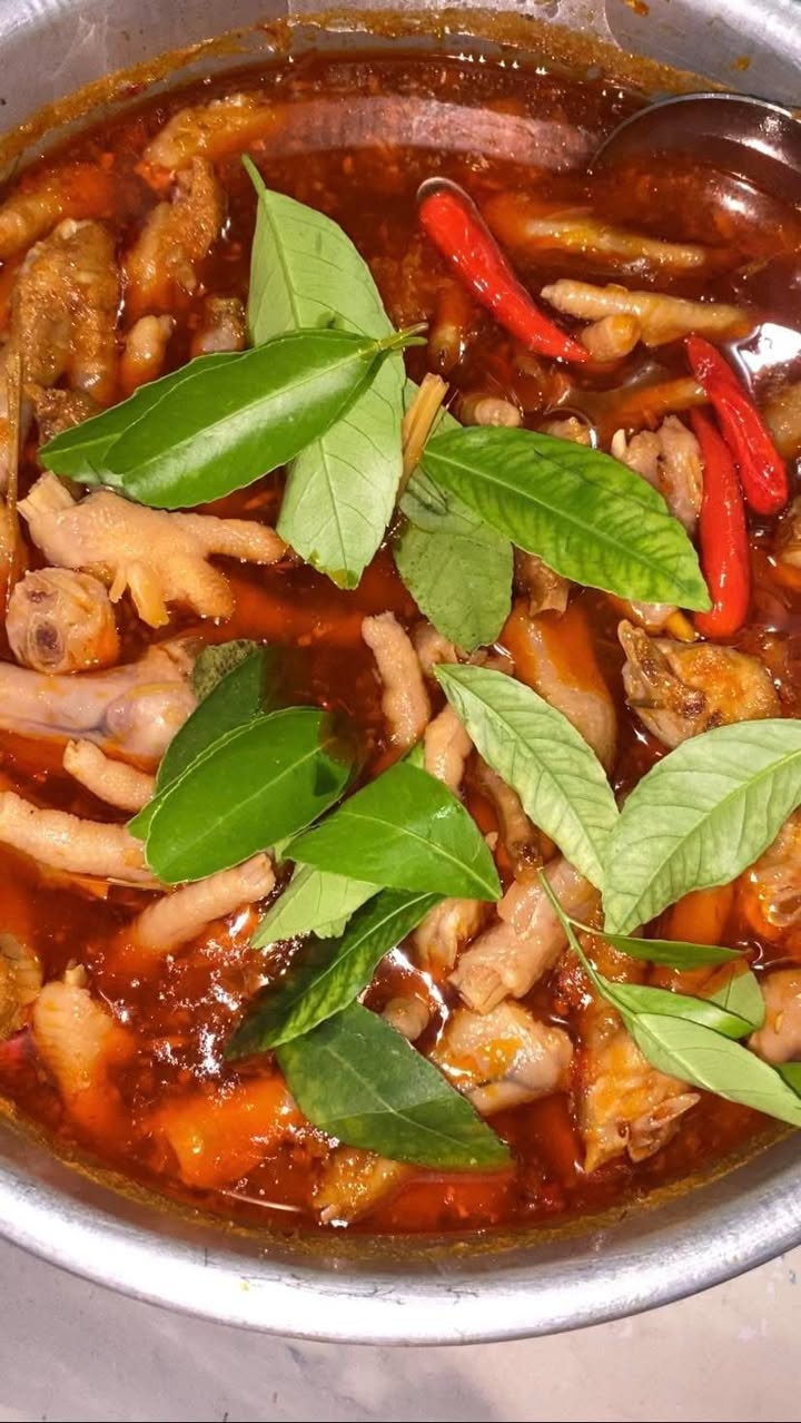 Bếp bán chân gà kèm nước chấm và tặng 2 ổ bánh mì cho mỗi phần. Hiện còn 6 phần, mời mọi người đặt mua.