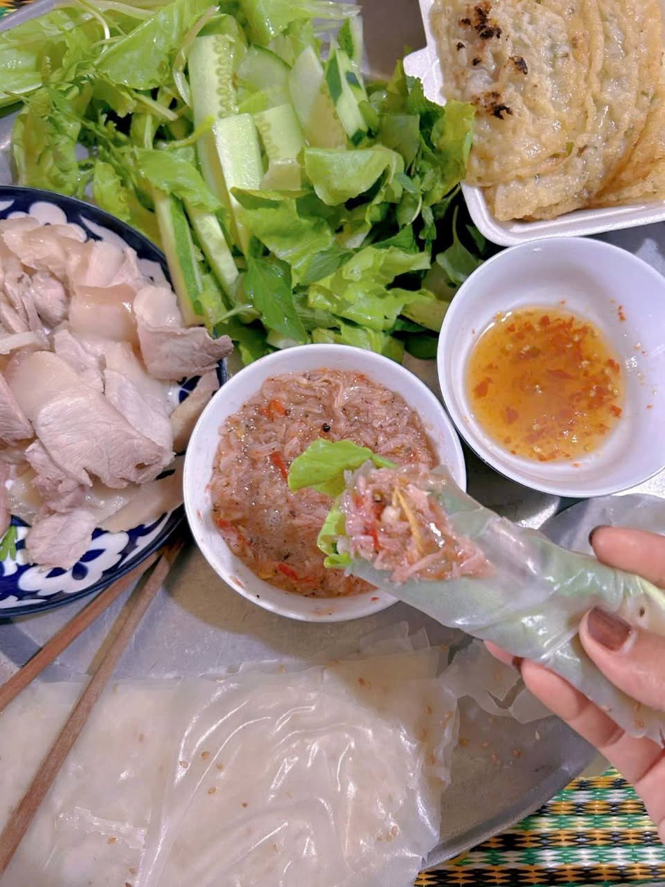 Bán các loại mắm đặc sản miền Trung: mắm mực, mắm ruốc, mắm nêm, mắm cá cơm, mắm cá rò, tương ớt rim. Giao tận nhà tại TP. HCM. Giá từ 35k - 65k/hủ.