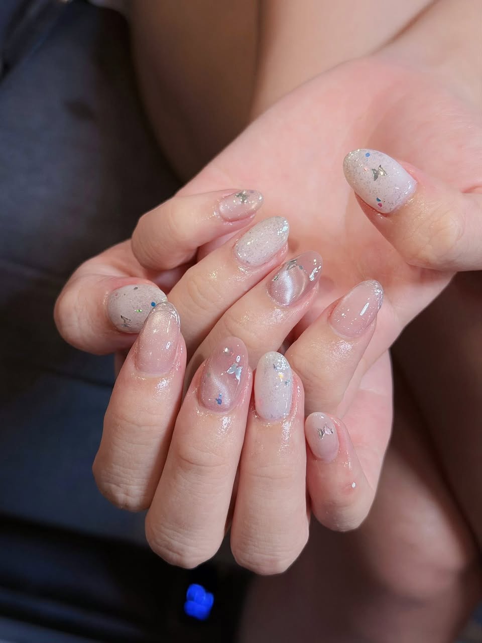 Dịch vụ nối mi và làm nail tại nhà quanh Vinhomes Grand Park Q9. Thiết kế mi phù hợp dáng mắt, nail từ nhẹ nhàng đến cá tính. Đặt lịch tư vấn trước.