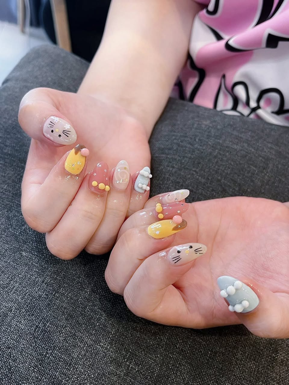 Dịch vụ nối mi và làm nail tại nhà quanh Vinhomes Grand Park Q9. Thiết kế mi phù hợp dáng mắt, nail từ nhẹ nhàng đến cá tính. Đặt lịch tư vấn trước.