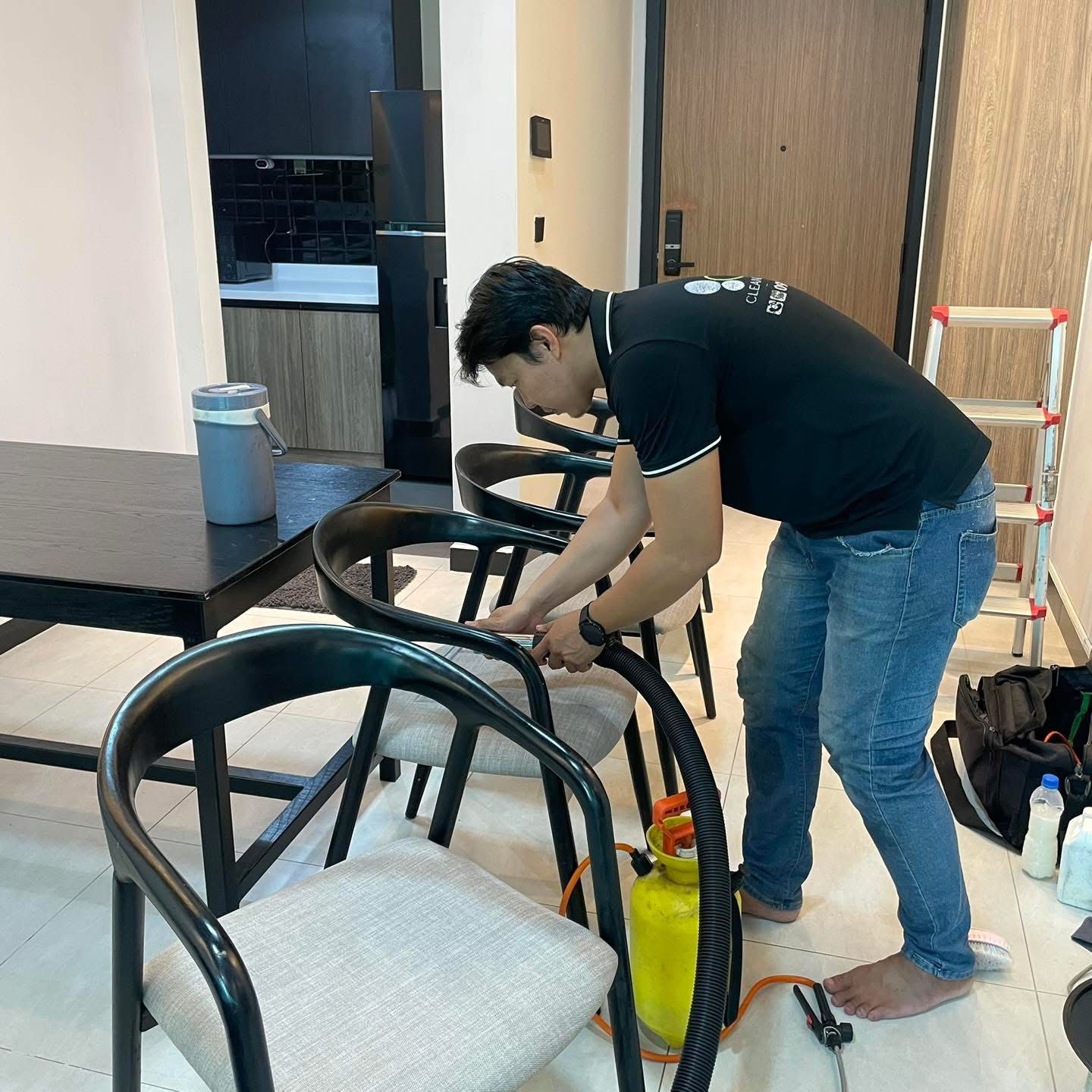 Dịch vụ vệ sinh sofa, nệm, rèm, thảm tận nhà. Sử dụng nước giặt tự nhiên, an toàn cho trẻ nhỏ. Giá từ 35k, liên hệ 090.809.3638.