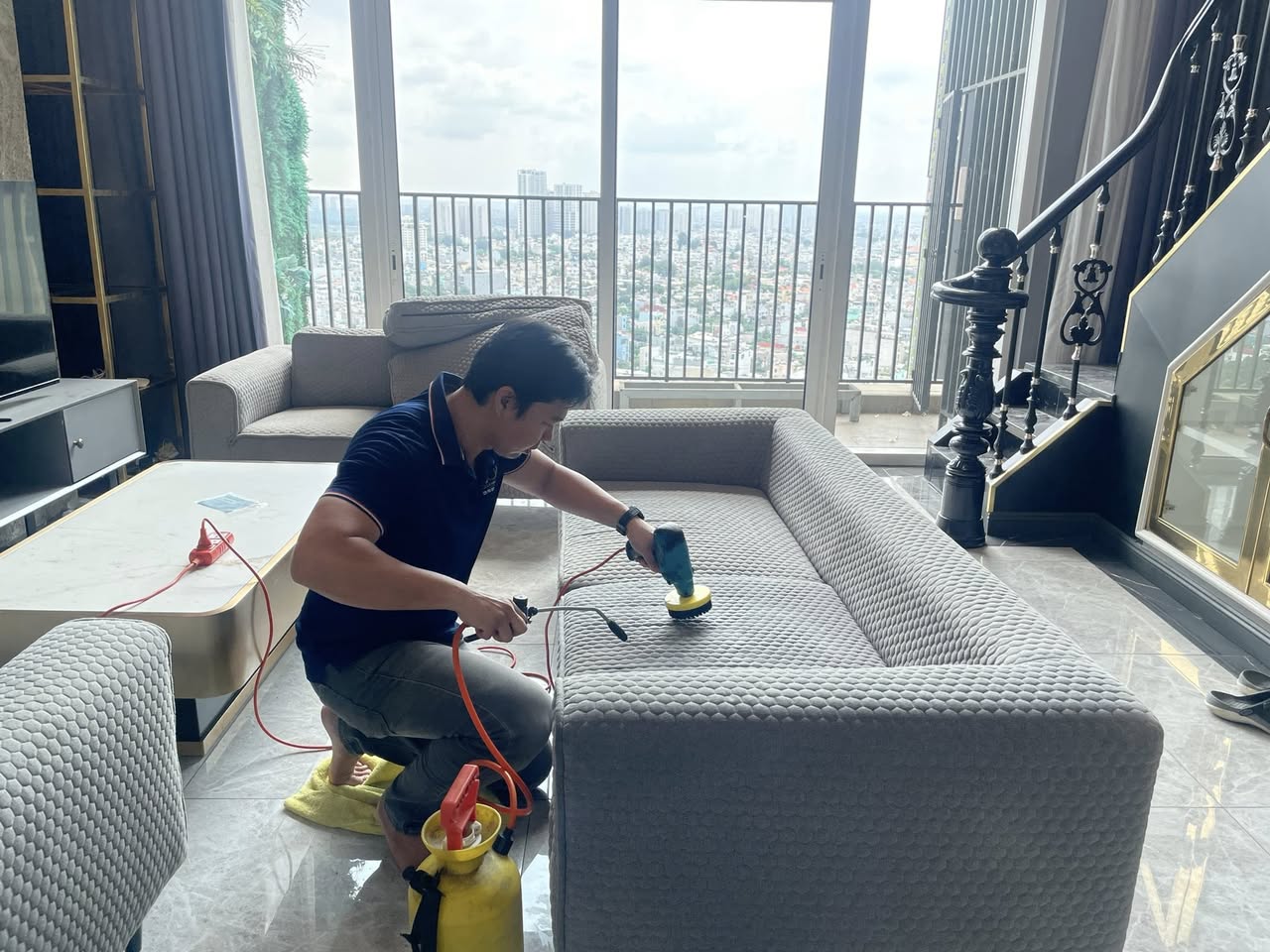 Dịch vụ vệ sinh sofa, nệm, rèm, thảm tận nhà. Sử dụng nước giặt tự nhiên, an toàn cho trẻ nhỏ. Giá từ 35k, liên hệ 090.809.3638.