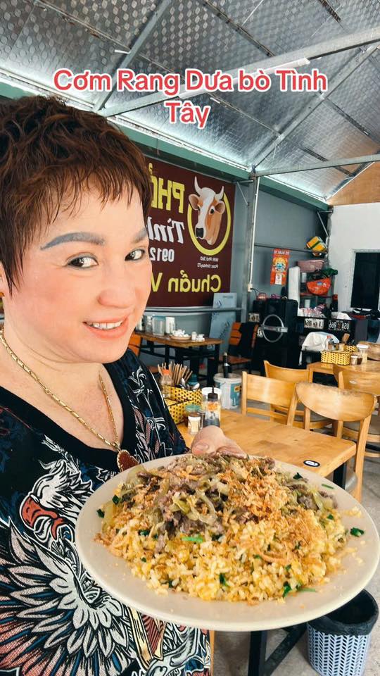 Bán cơm rang dưa bò 40k, thêm trứng chiên 45k, phục vụ tại Vinhome, free ship nội khu. Đặt qua Zalo/sđt 0912868626. Quán nghỉ từ 11h-13h30.
