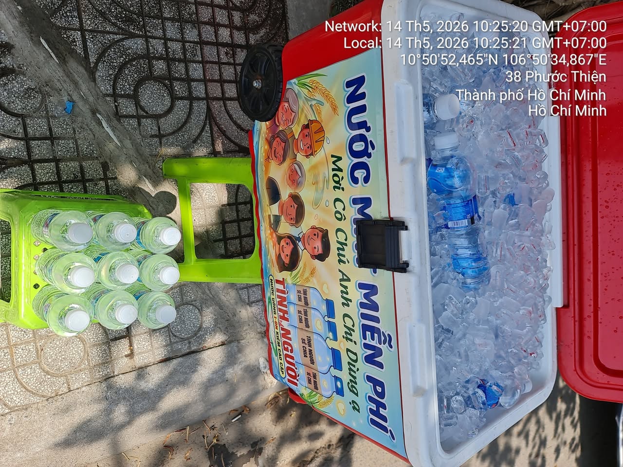 Trạm Sạc Yêu Thương cung cấp nước uống miễn phí mỗi ngày cho cư dân, duy trì nhờ sự hỗ trợ cộng đồng và Zin Coffee.