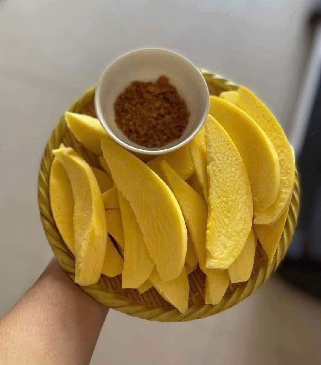 Bán xoài tứ quí già, trái giòn ngon, giá 90k/3kg, nhận giao hàng tận nơi. Liên hệ 0909944890 để đặt hàng.