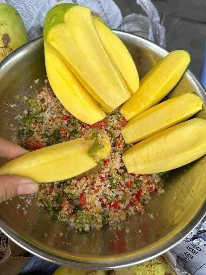 Bán xoài tứ quí già, trái giòn ngon, giá 90k/3kg, nhận giao hàng tận nơi. Liên hệ 0909944890 để đặt hàng.