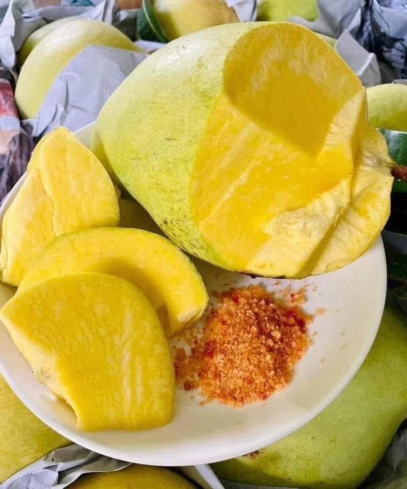 Bán xoài tứ quí già, trái giòn ngon, giá 90k/3kg, nhận giao hàng tận nơi. Liên hệ 0909944890 để đặt hàng.