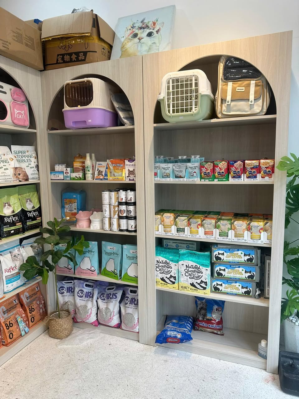 Soul Pet Shop cung cấp đa dạng sản phẩm cho thú cưng như hạt cát, phụ kiện, pate tươi, raw food, balo, chén bát sứ, tã lót, thịt sấy. Freeship Vinhomes Grand Park.