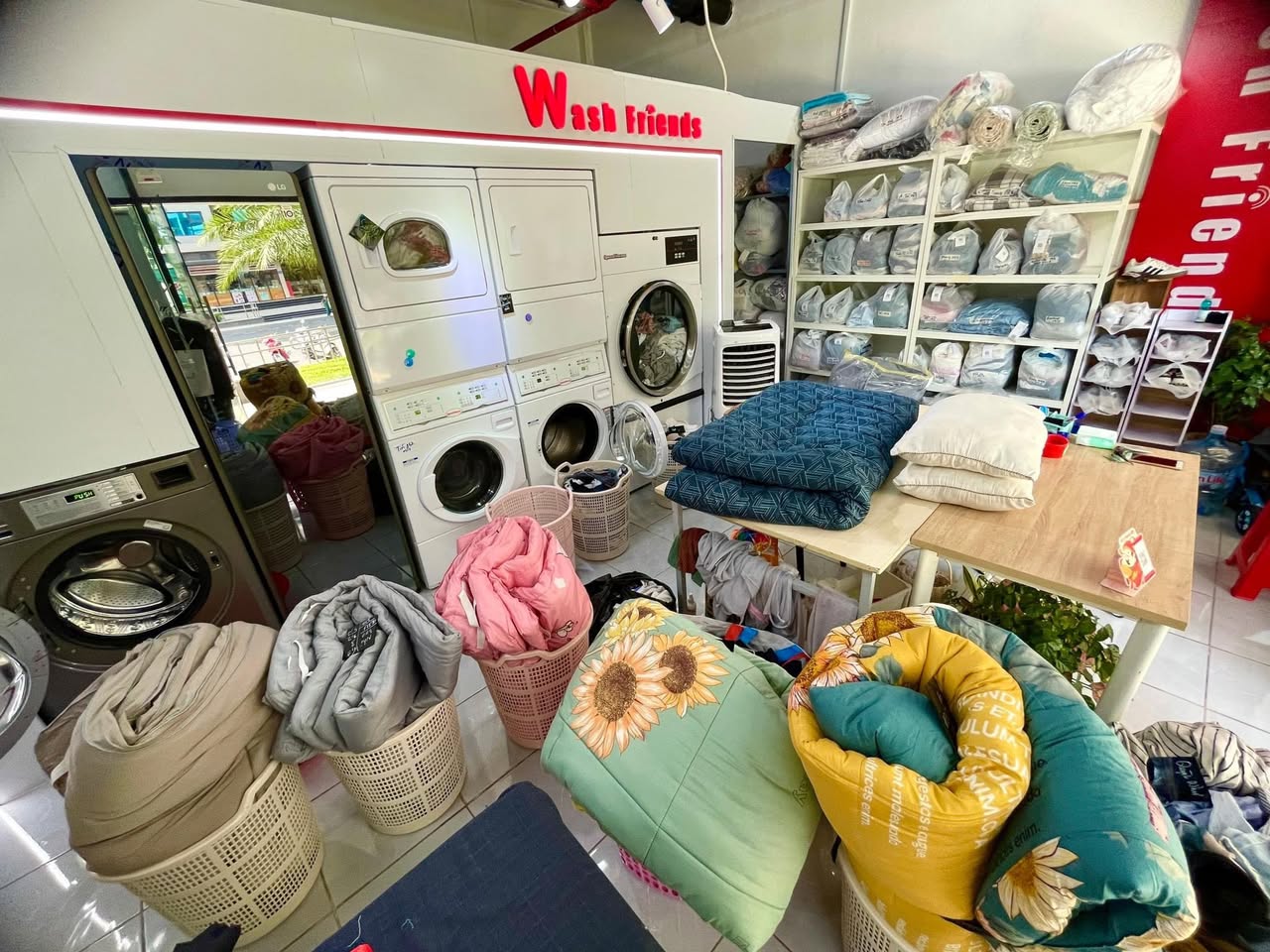 Dịch vụ giặt sấy chuẩn Hàn Quốc tại Vinhomes Grand Park, hỗ trợ nhận và giao tận nơi miễn phí, quần áo sạch thơm, tiện lợi mùa mưa.