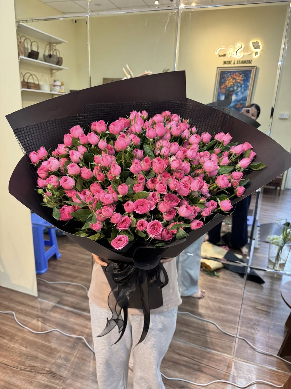 Tiệm hoa tại S606B nhận đặt hoa bó, lựa chọn trực tiếp hoặc liên hệ khi cần hoa. Phù hợp cho cư dân cần hoa tươi cho các dịp đặc biệt.