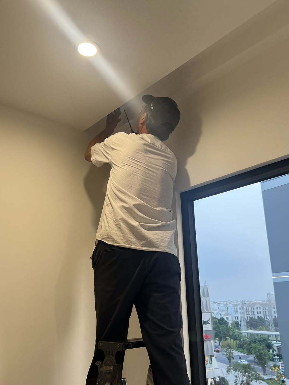 Nhận lắp rèm, giường, tủ, dàn treo phơi đồ giá sinh viên tại khu vực Vinhomes. Liên hệ 0876391204 để được tư vấn và hỗ trợ.