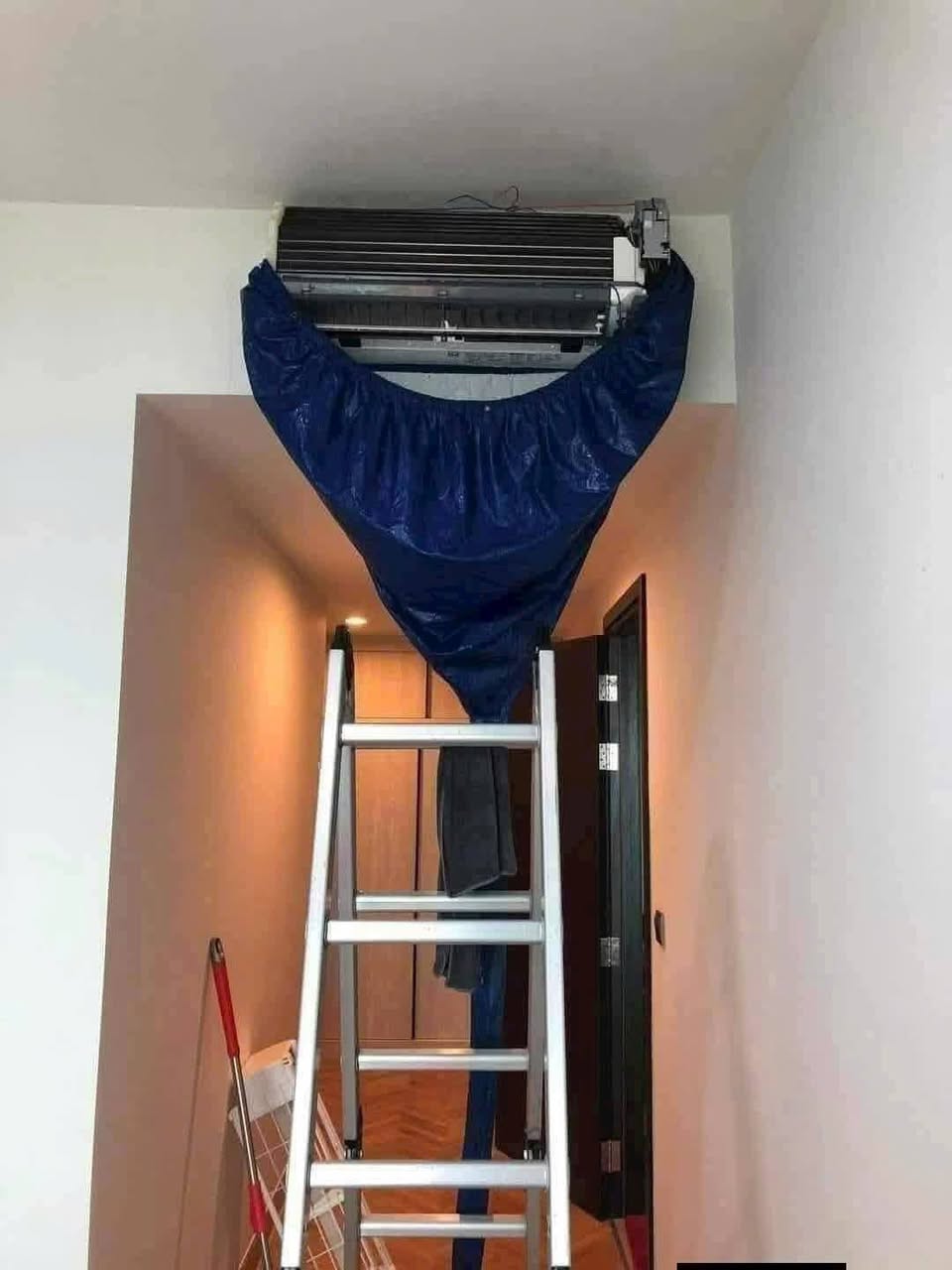 Điện Lạnh Hoàng Hải nhận vệ sinh, sửa chữa, lắp đặt, bảo trì máy lạnh, máy giặt, tủ lạnh. Giá dịch vụ rõ ràng, uy tín, chất lượng.