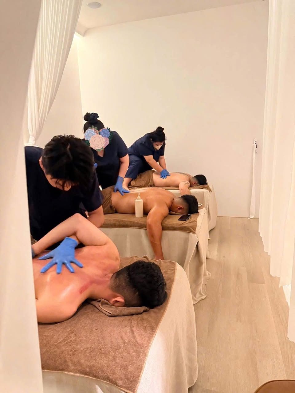 Trạm Lành cung cấp liệu trình massage 75 phút khai thông kinh lạc, giảm đau, kết hợp cạo gió, giác hơi, đắp cao ngải cứu. Giá trải nghiệm 449K tại Vinhomes Grand Park.