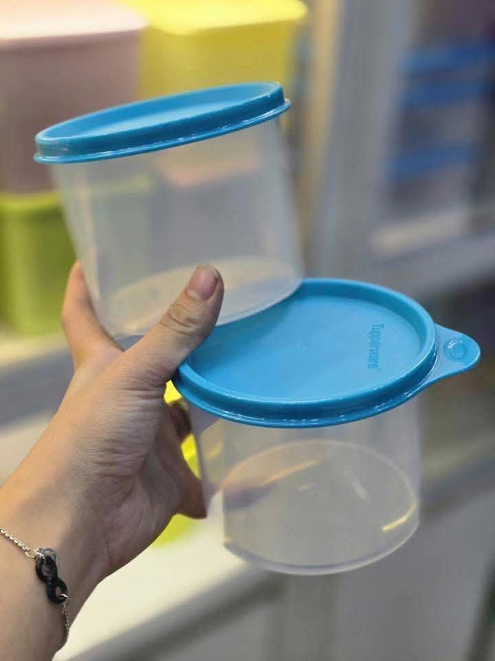 Hộp tròn Tupperware 600ml đa năng, nắp kín, chất liệu an toàn, tiện bảo quản thực phẩm, giá khuyến mãi 55k/hộp.
